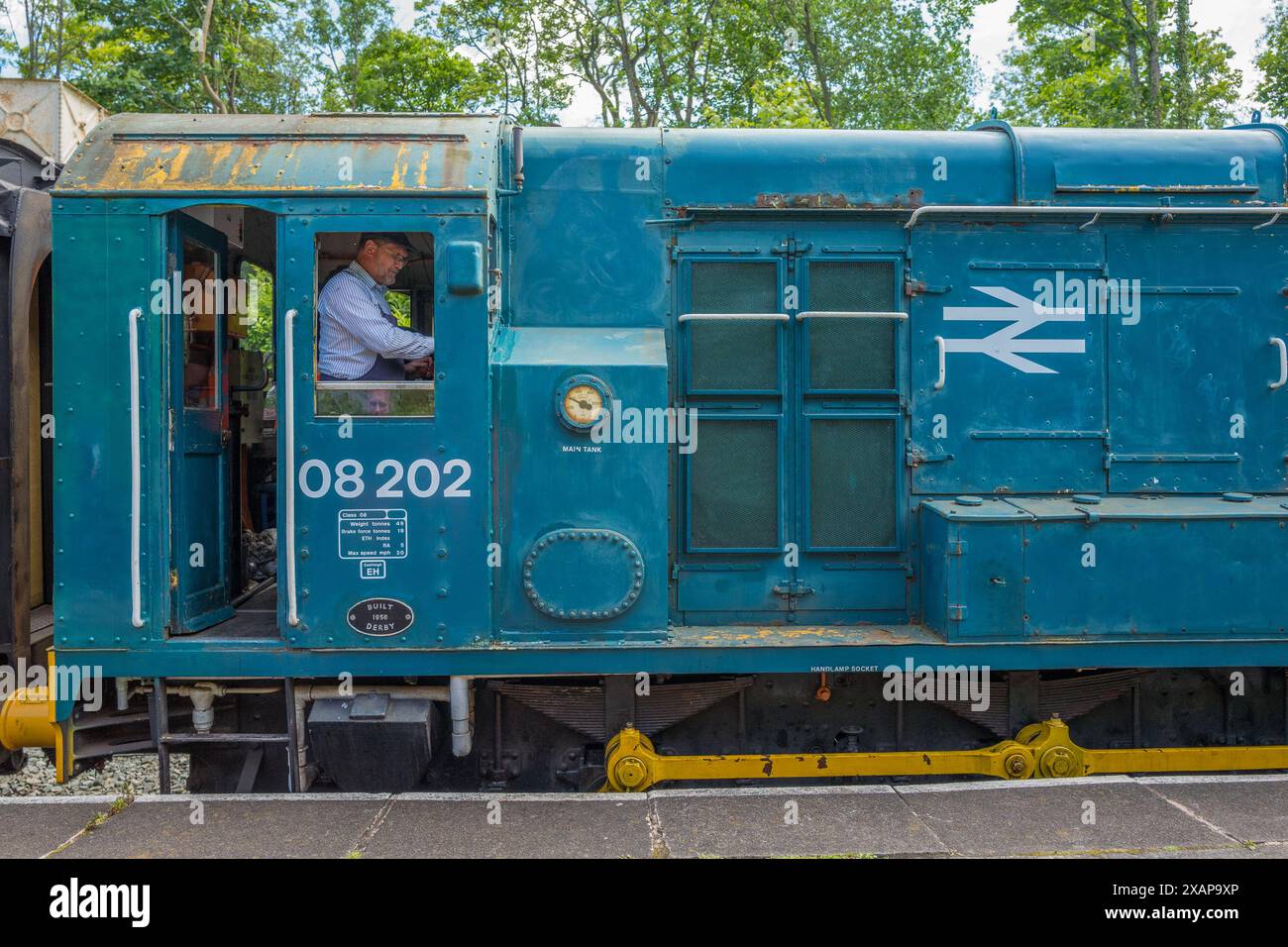 Autista del treno che gestisce un movimentatore diesel di Classe 08 restaurato presso la stazione ferroviaria di llangollen. Foto Stock