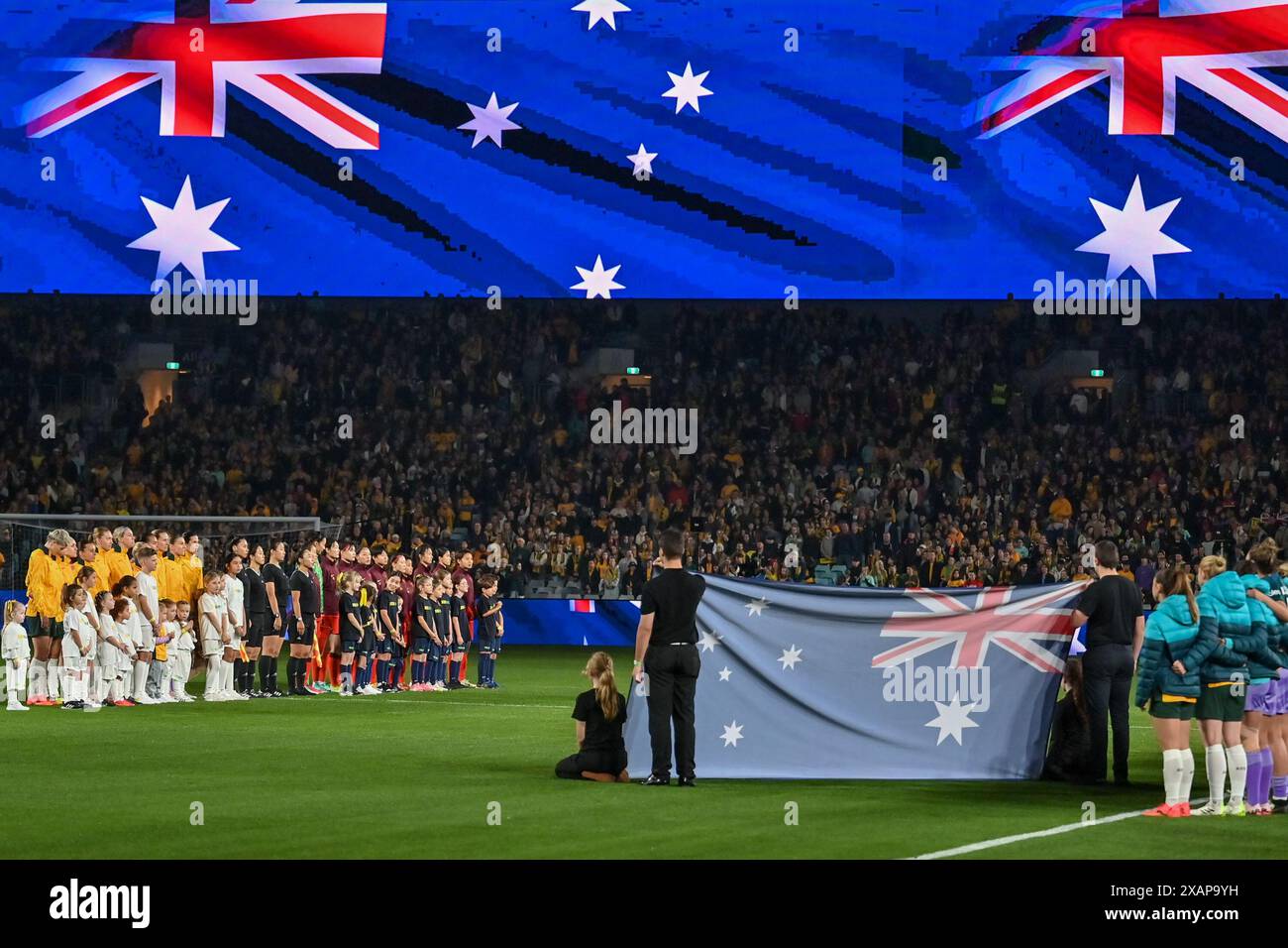 Sydney, Australia. 3 giugno 2024. Le giocatrici australiane e cinesi si schierano davanti alle amichevoli internazionali femminili tra Australia e Cina all'Accor Stadium. Punteggio finale; Australia 2:0 Cina. Credito: SOPA Images Limited/Alamy Live News Foto Stock