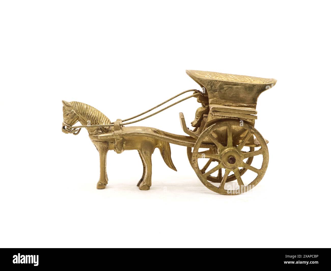 modello antico dettagliato di una carrozza trainata da cavalli utilizzata per il trasporto realizzato e progettato in modo complesso in ottone dorato isolato su un bianco Foto Stock