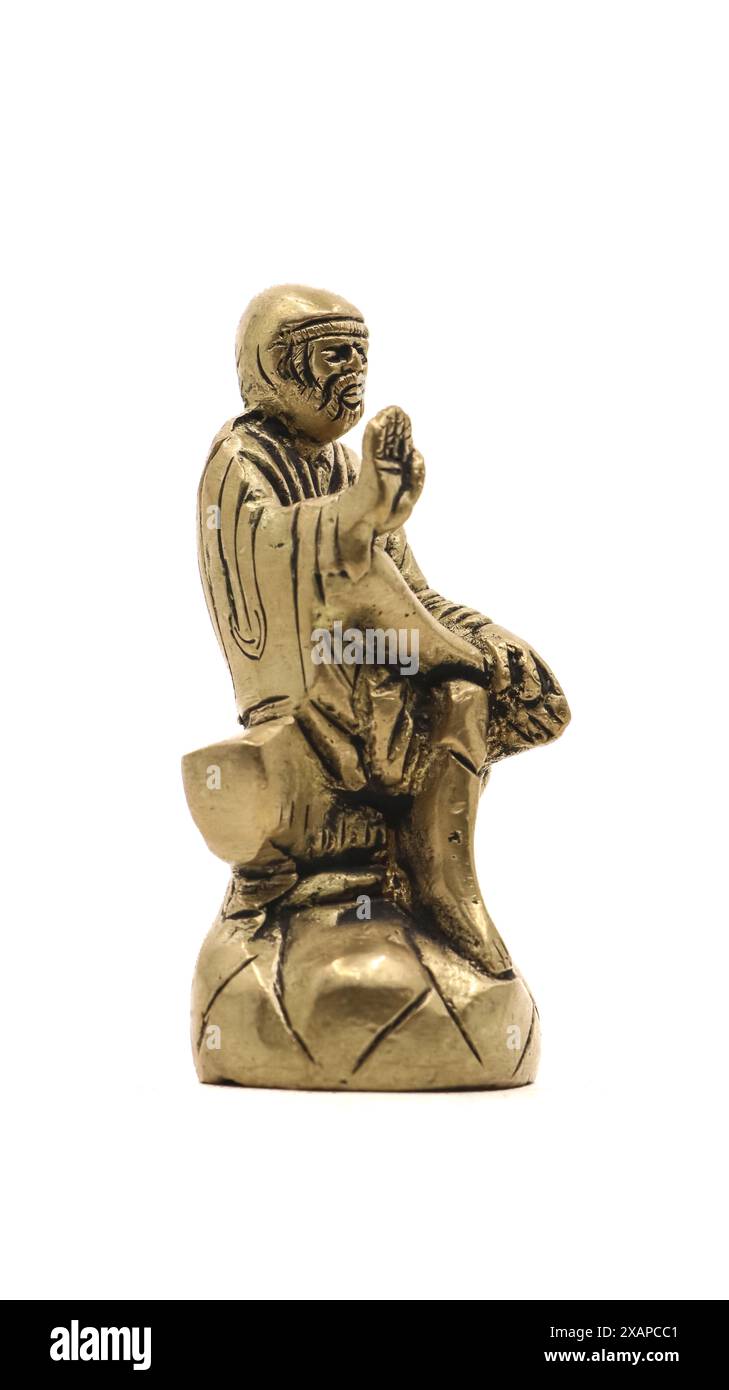 statua dorata del guru indù sai baba isolata su sfondo bianco Foto Stock