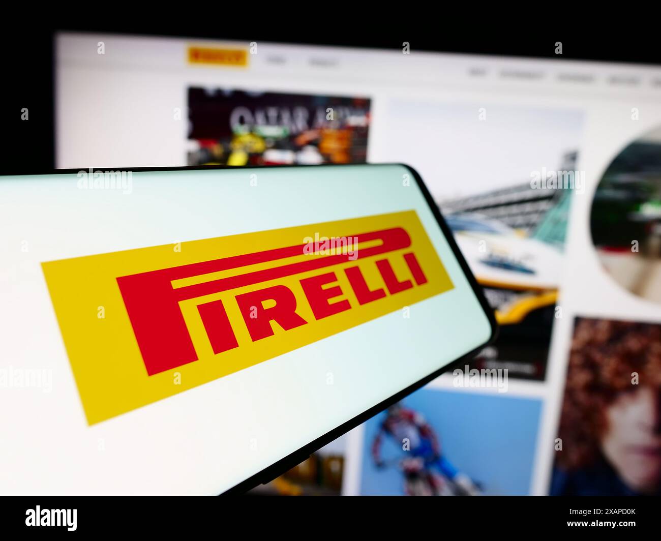 Telefono cellulare con logo dell'azienda italiana produttrice di pneumatici Pirelli e C. S.p.A. davanti al sito. Mettere a fuoco la parte centrale sinistra del display del telefono. Foto Stock