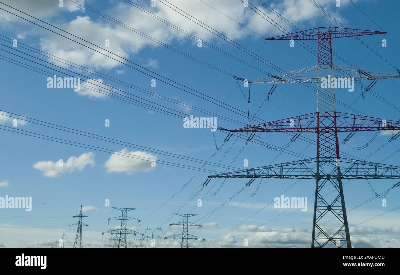 Trasmissione ad alta tensione con piloni e fili elettrici Foto Stock