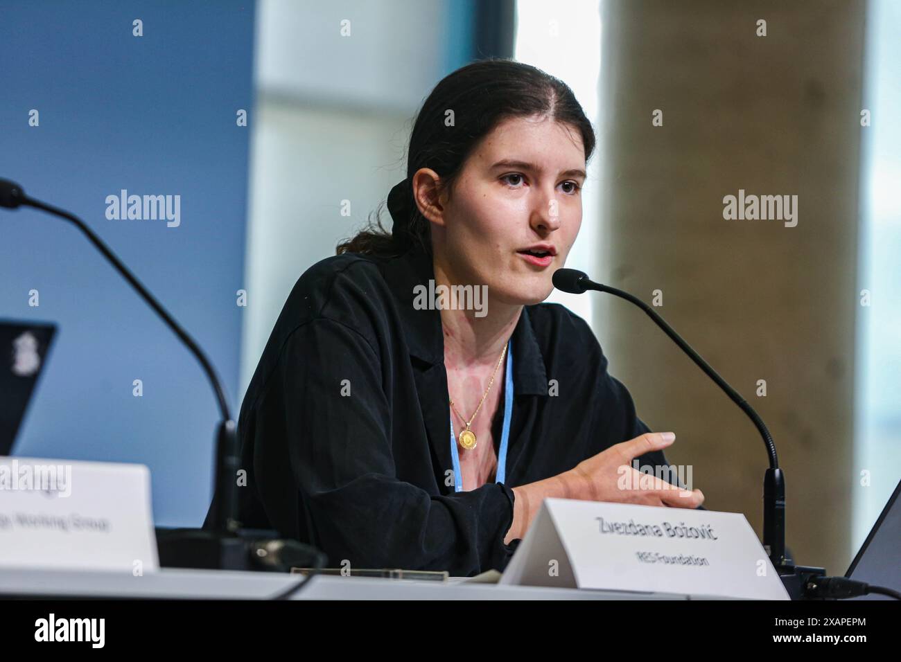 Bonn, Germania, Germania. 7 giugno 2024. ZVEZDANA BOZOVIC di RES Foundation parla a una conferenza stampa di RES Foundation e YOUNGO Energy Working Group: #Time4Action.giovani professionisti di diversi settori creano connessioni tra i loro punti focali e la connessione al cambiamento climatico. YOUNGO sta guadagnando un notevole slancio sulla piattaforma del cambiamento climatico. L'SB 60 è in preparazione per l'evento COP29 che si terrà a Baku, Azerbaigian, nel mese di novembre di quest'anno. (Credit Image: © Bianca Otero/ZUMA Press Wire) SOLO PER USO EDITORIALE! Non per USO commerciale! Crediti: ZUMA Press, Inc./Alamy Liv Foto Stock