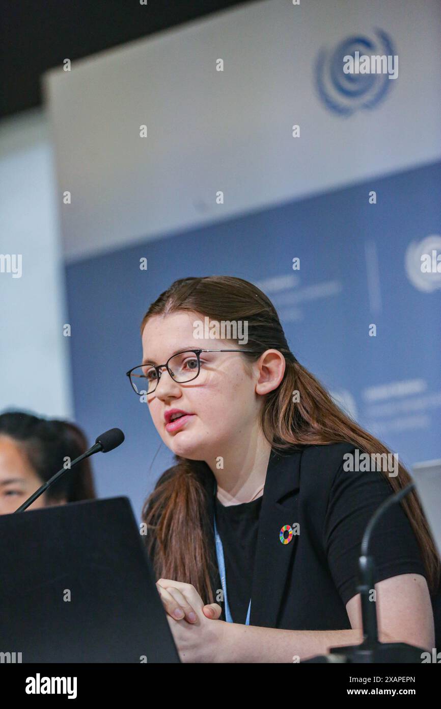 7 giugno 2024, Bonn, Germania, Germania: CATERINA FELICIA BITTENDORF, Plant for the Planet Foundation parla in una conferenza stampa, YOUNGO: Mettere in evidenza le esigenze chiave dei bambini e dei giovani, durante la prima settimana della conferenza SB60 sui cambiamenti climatici. La gioventù è un grande obiettivo in quanto le generazioni future sembrano sempre più preoccupate dall'aumento delle temperature climatiche e dall'aumento economico della vita di base, esprimendo che i sistemi sono vecchi e devono essere rinnovati. SB 60 è la preparazione principale per l'evento COP29 che si terrà a Baku, Azerbaigian, nel mese di novembre di quest'anno. (Immagine di credito: © Bianca Otero/Z C Foto Stock