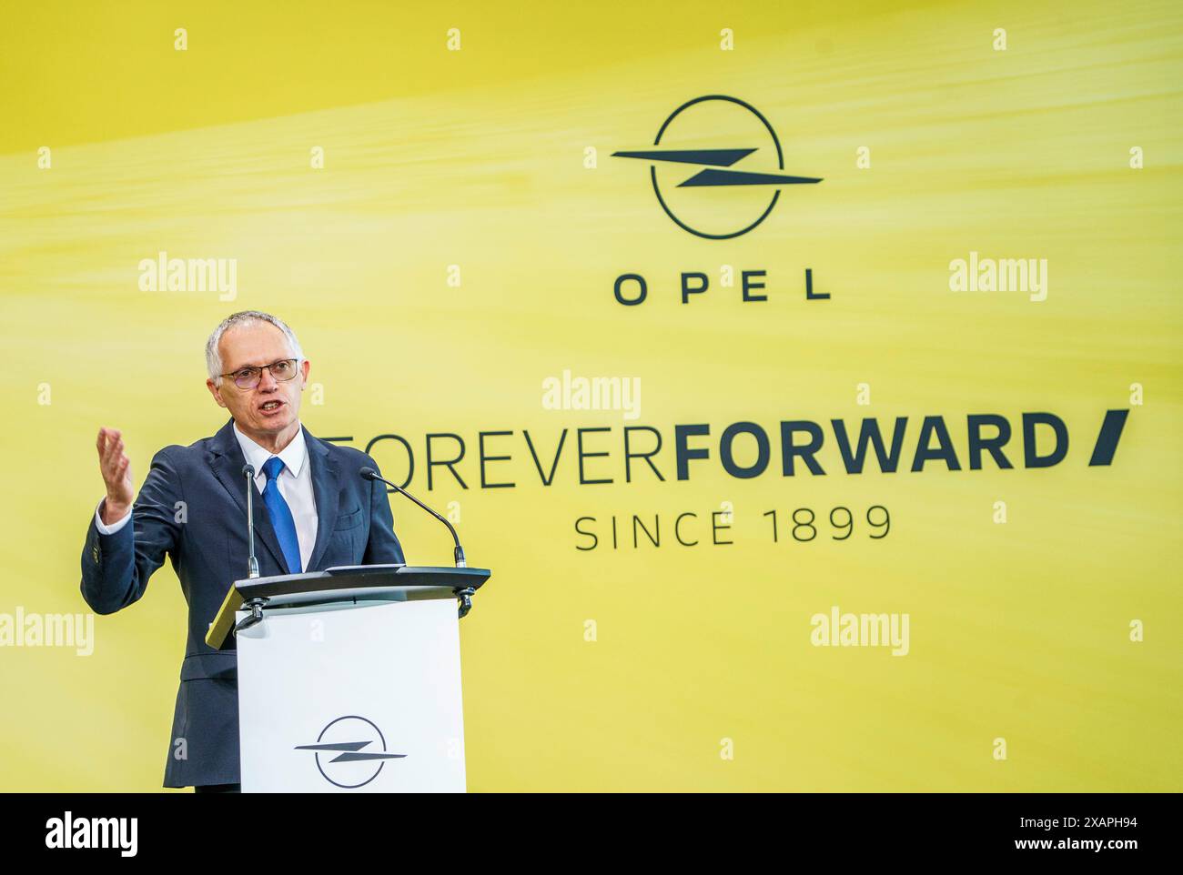 08 giugno 2024, Assia, Rüsselsheim: Carlos Tavares, CEO di Stellantis, parla in una cerimonia per celebrare i 125 anni di produzione di veicoli presso la sede di Opel. Opel ha prodotto più di 75 milioni di veicoli dal 1899. Foto: Andreas Arnold/dpa credito: dpa Picture Alliance/Alamy Live News Foto Stock