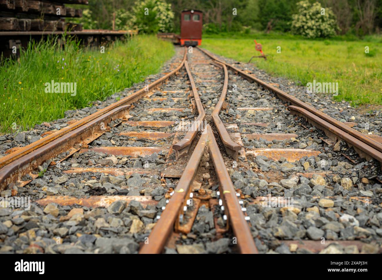 incrocio ferroviario e retro di una piccola locomotiva Foto Stock
