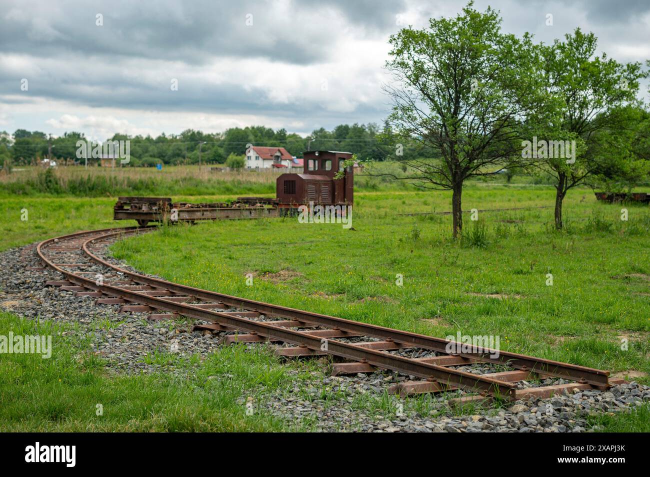 fine della linea, in costruzione piccola ferrovia e una piccola locomotiva Foto Stock