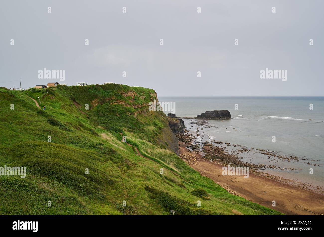 promontorio costiero e cielo nuvoloso e mare al largo della costa britannica Foto Stock