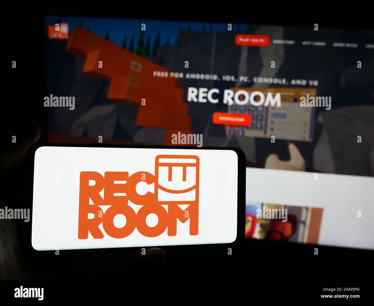 Persona che possiede uno smartphone con il logo della società di videogiochi statunitense Rec Room Inc. Davanti al sito Web. Mettere a fuoco il display del telefono. Foto Stock