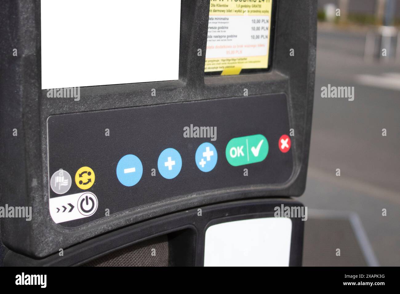 Parcheggio automatico su una strada della città. Sistema di pagamento del parcheggio Foto Stock