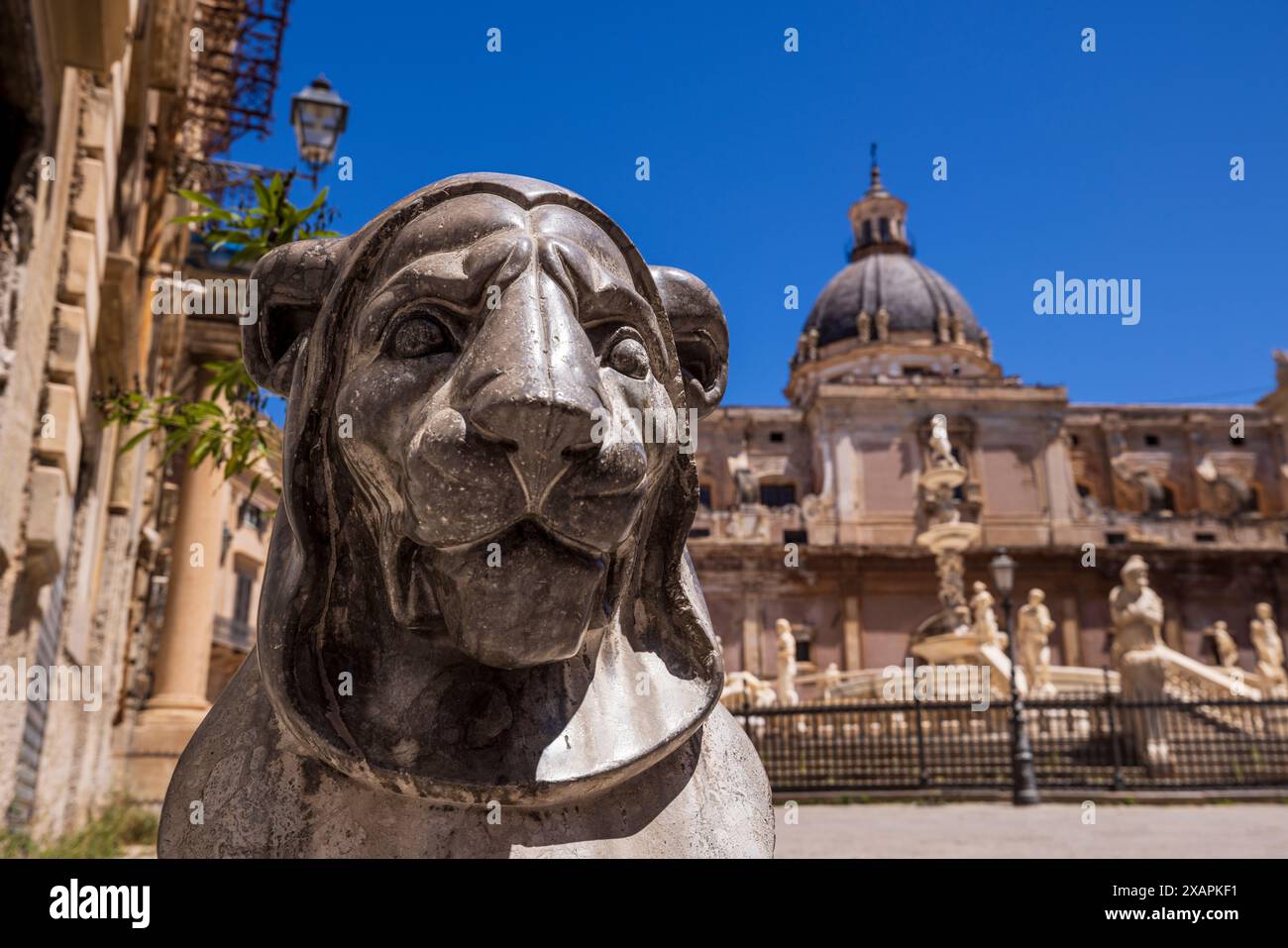 Sculture di Leone all'ingresso di Piazza Pretoria, Palermo, Sicilia Foto Stock