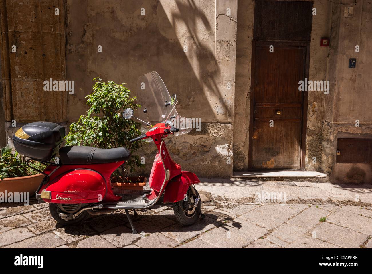 Una Vespa in una strada di Palermo, Sicilia, Italia Foto Stock