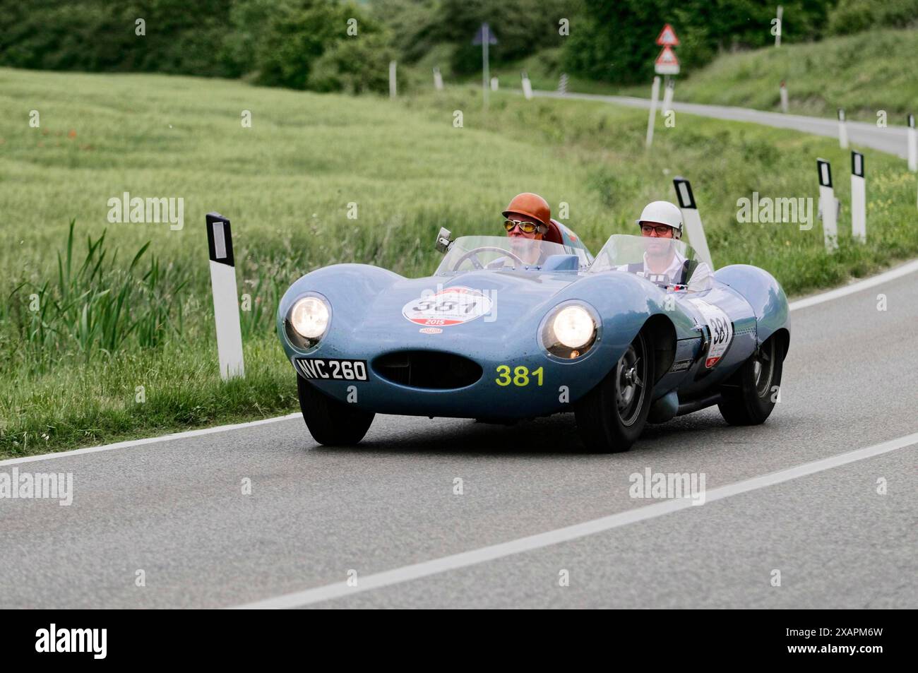 Auto da corsa blu con due piloti su una tortuosa strada di campagna, auto d'epoca, corsa automobilistica, mille miglia, 1000 miglia, Toscana, Roma, Lago di Garda, Italia Foto Stock