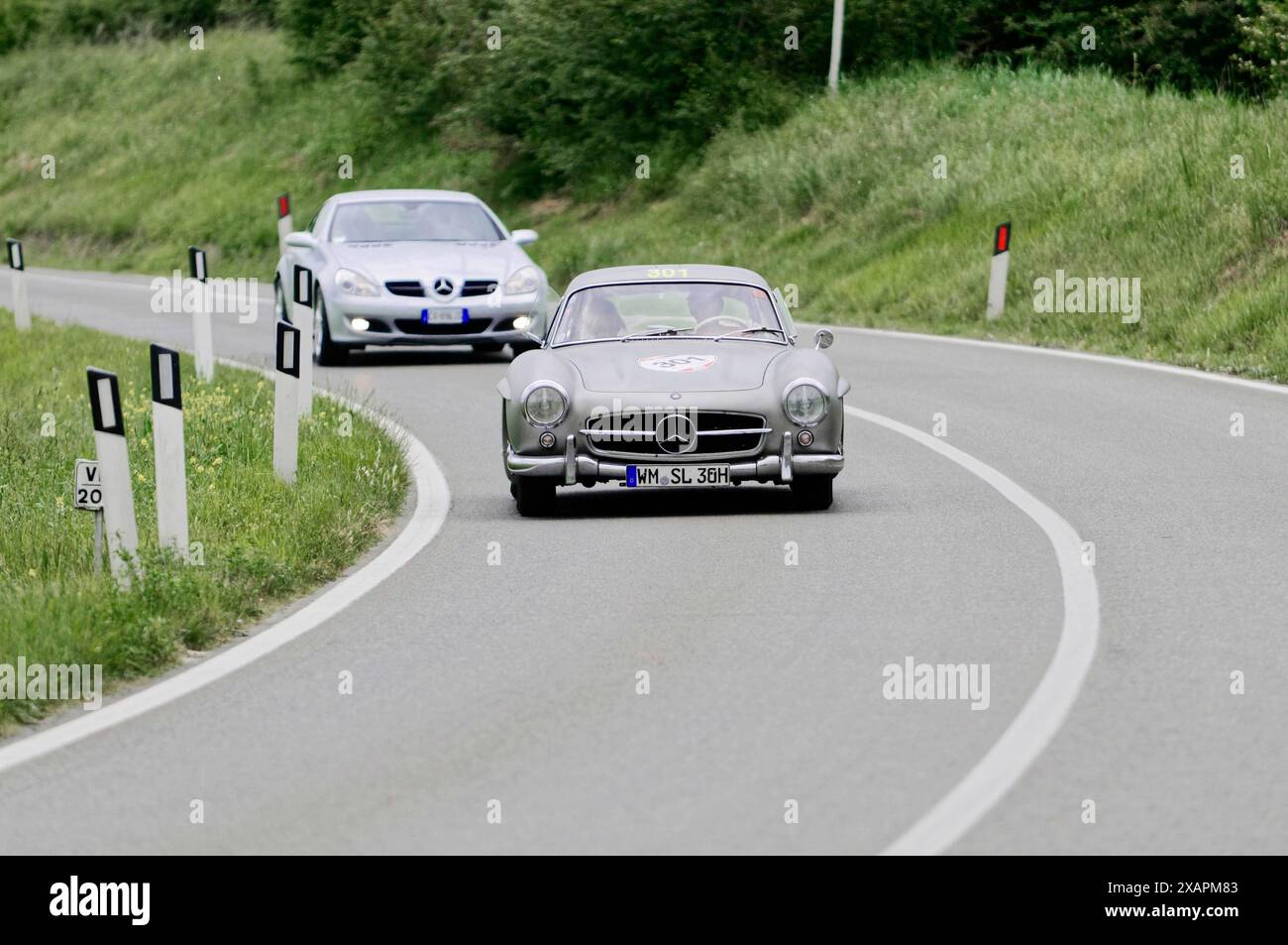 Mercedes argento su strada di campagna, un'altra auto sullo sfondo, auto d'epoca, gara automobilistica, mille miglia, 1000 miglia, Toscana, Roma, Lago di Garda, Italia Foto Stock