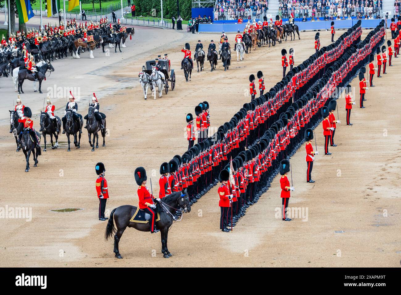 Londra, Regno Unito. 8 giugno 2024. The Colonel's Review fu presa dal tenente generale James Bucknall, KCB, CBE l'ultima revisione a pagamento prima di Trooping the Colour il 15 giugno. La compagnia numero 9, le guardie irlandesi traboccano i loro colori. Crediti: Guy Bell/Alamy Live News Foto Stock