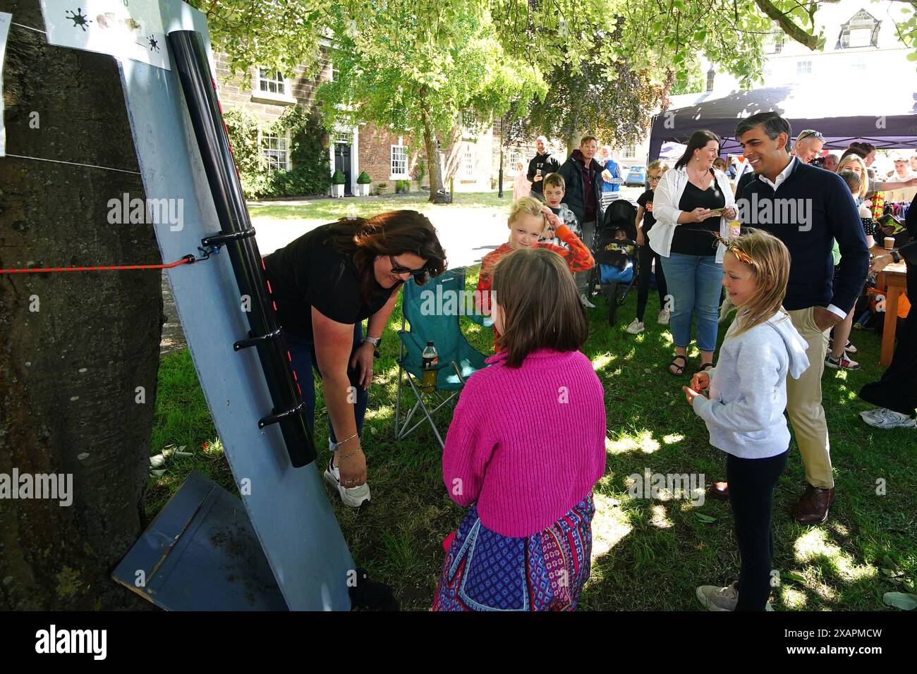 Il primo ministro Rishi Sunak in una festa del villaggio a Great Ayton, nello Yorkshire, mentre si trovava sulle tracce della campagna elettorale generale. Data foto: Sabato 8 giugno 2024. Foto Stock