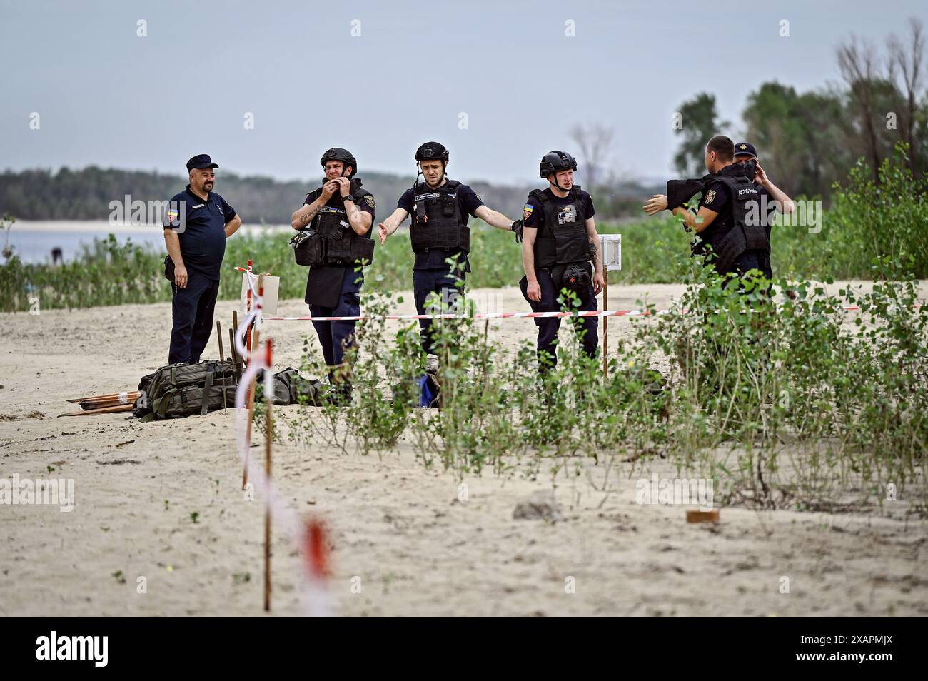Non esclusivo: ZAPORIZHZHIA, UCRAINA - 5 GIUGNO 2024 - esperti di smaltimento delle bombe esplorano la riva del fiume Dnipro durante l'addestramento dei Servi di emergenza statale Foto Stock