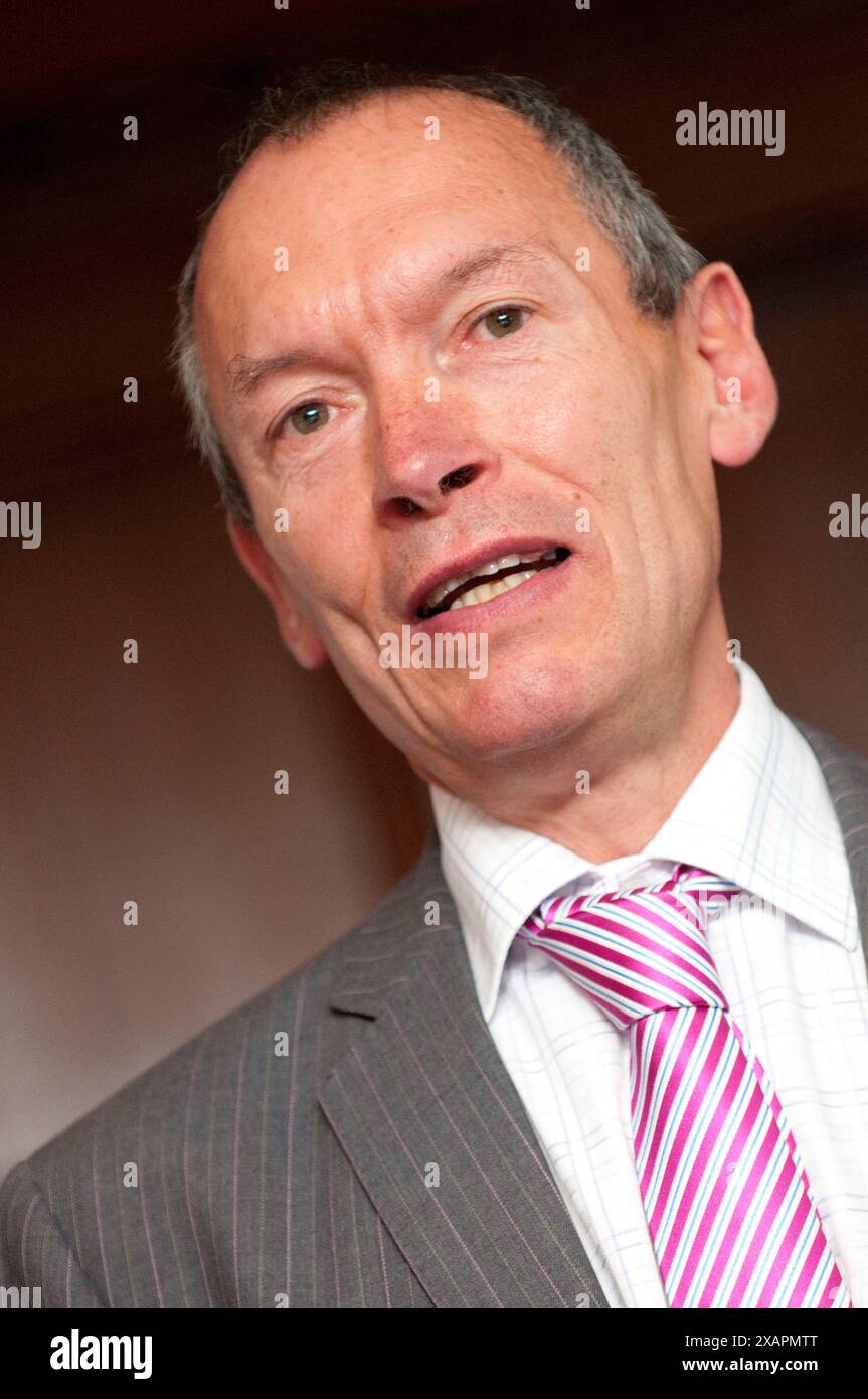 John Griffiths MS, Ministro del governo gallese per l'ambiente e lo sviluppo sostenibile, parla alla Cynnal Cymru / Sustain Wales Annual Members Conference, The Royal Hotel, Cardiff, mercoledì 13/7/11. Foto Stock