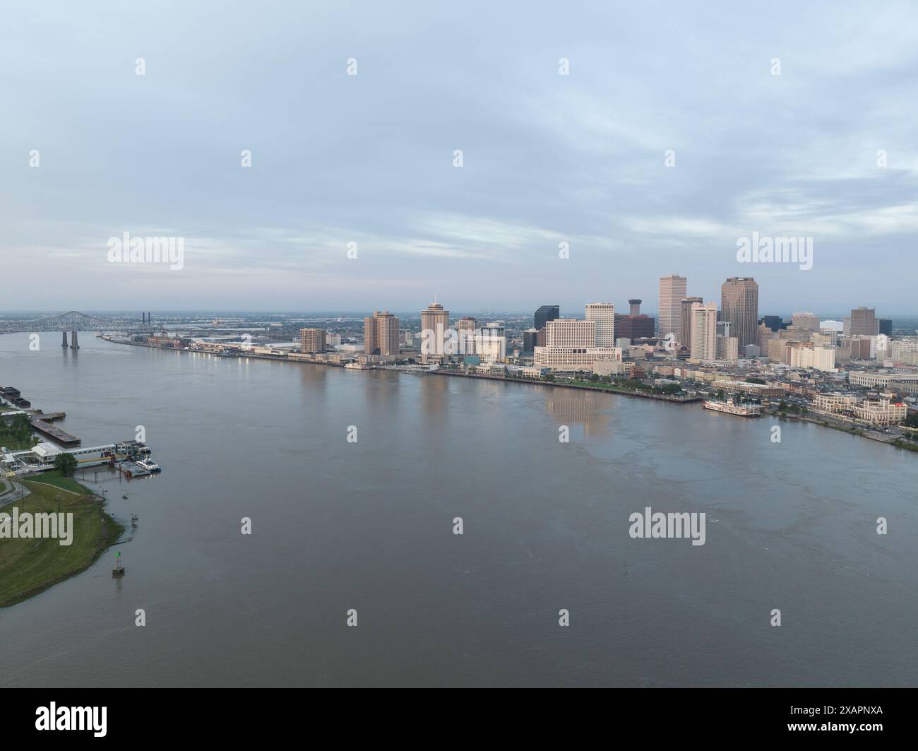 Vista aerea del vivace lungofiume del centro di New Orleans lungo il fiume Mississippi, che mostra i grattacieli iconici della città. Foto Stock