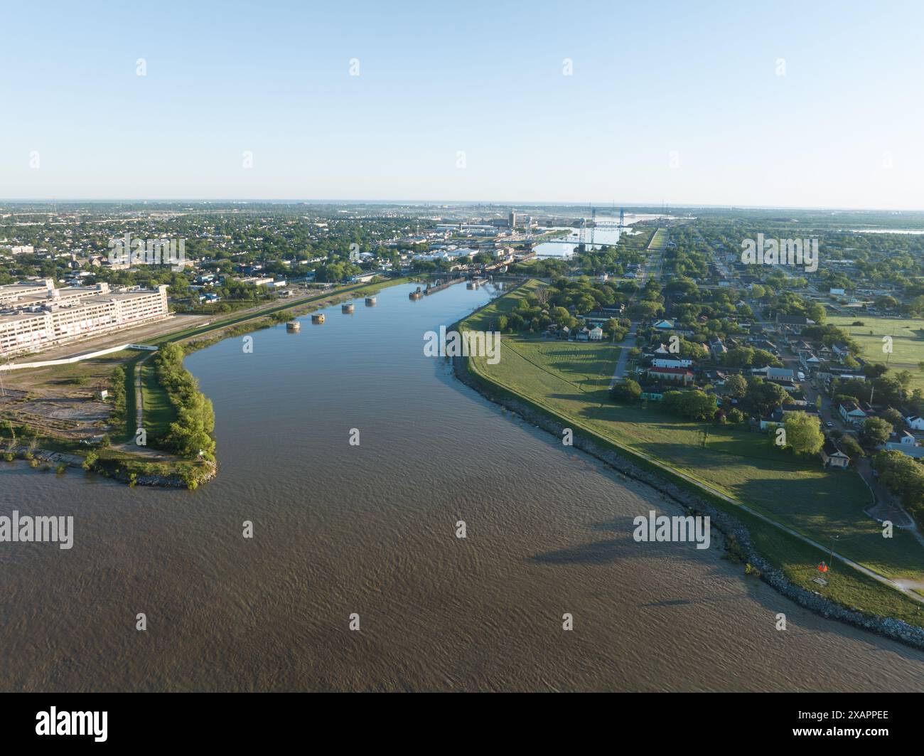 AVista Arial del Canale industriale nello storico 9th Ward di New Orleans, con i ponti di St. Claude Avenue, Claiborne Avenue e Florida Avenue. Foto Stock