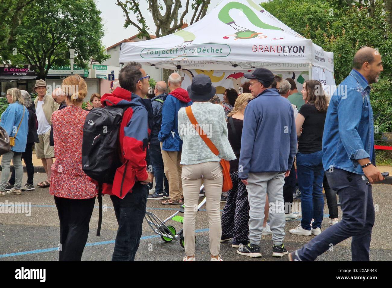 Distribuzione gratuita di compostatori da giardino da parte di Lyon Metropole Services, periferia di Lione, Francia Foto Stock