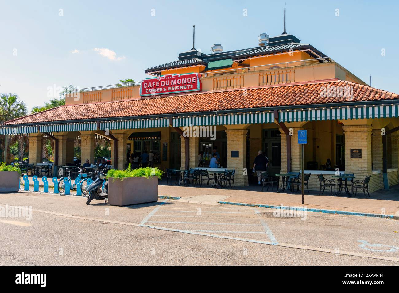 AS Cafe du Monde apre nel City Park, vecchio edificio tradizionale, parco cittadino di New Orleans, Louisiana, Stati Uniti. L'iconico caffè di New Orleans, conosciuto per il suo café au laits, Foto Stock