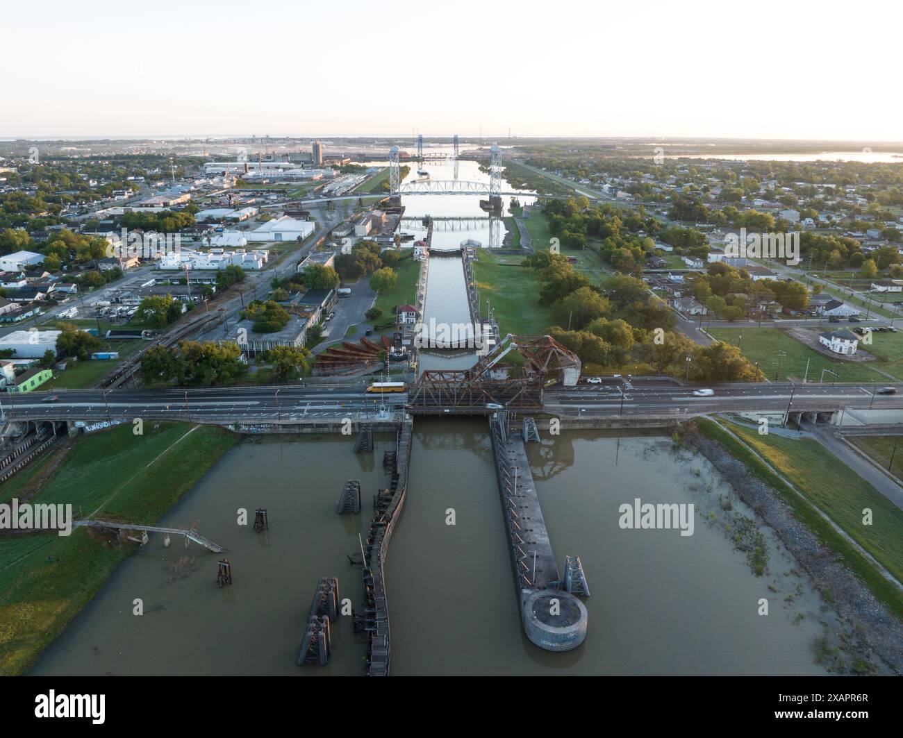 AVista Arial del Canale industriale nello storico 9th Ward di New Orleans, con i ponti di St. Claude Avenue, Claiborne Avenue e Florida Avenue. Foto Stock