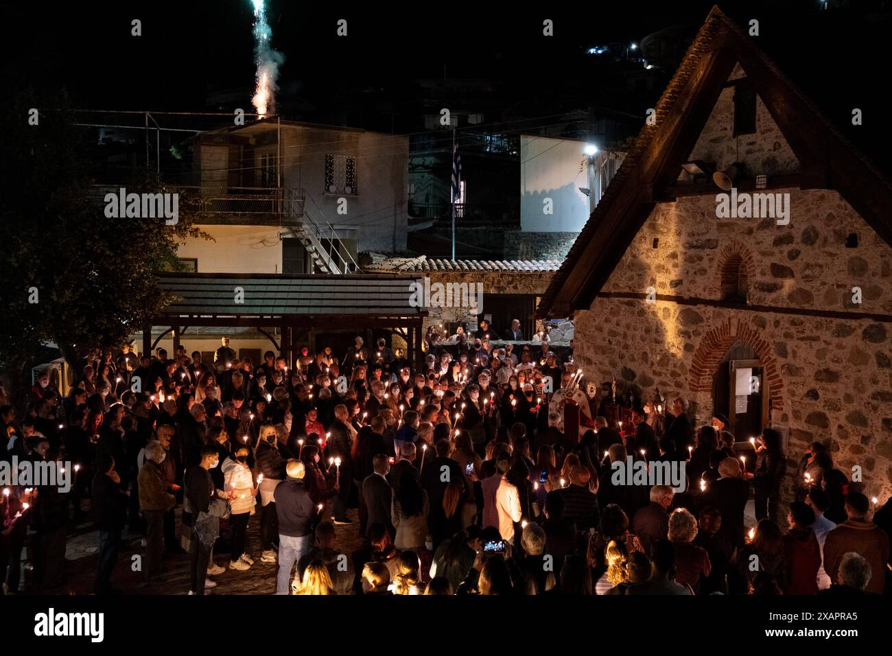 Folla di persone che tengono le candele e pregano fuori dalla chiesa cristiana il sabato Santo ortodosso di Pasqua Foto Stock