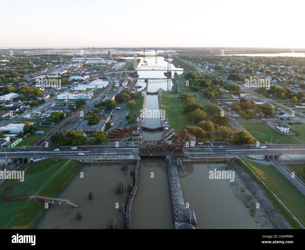 AVista Arial del Canale industriale nello storico 9th Ward di New Orleans, con i ponti di St. Claude Avenue, Claiborne Avenue e Florida Avenue. Foto Stock