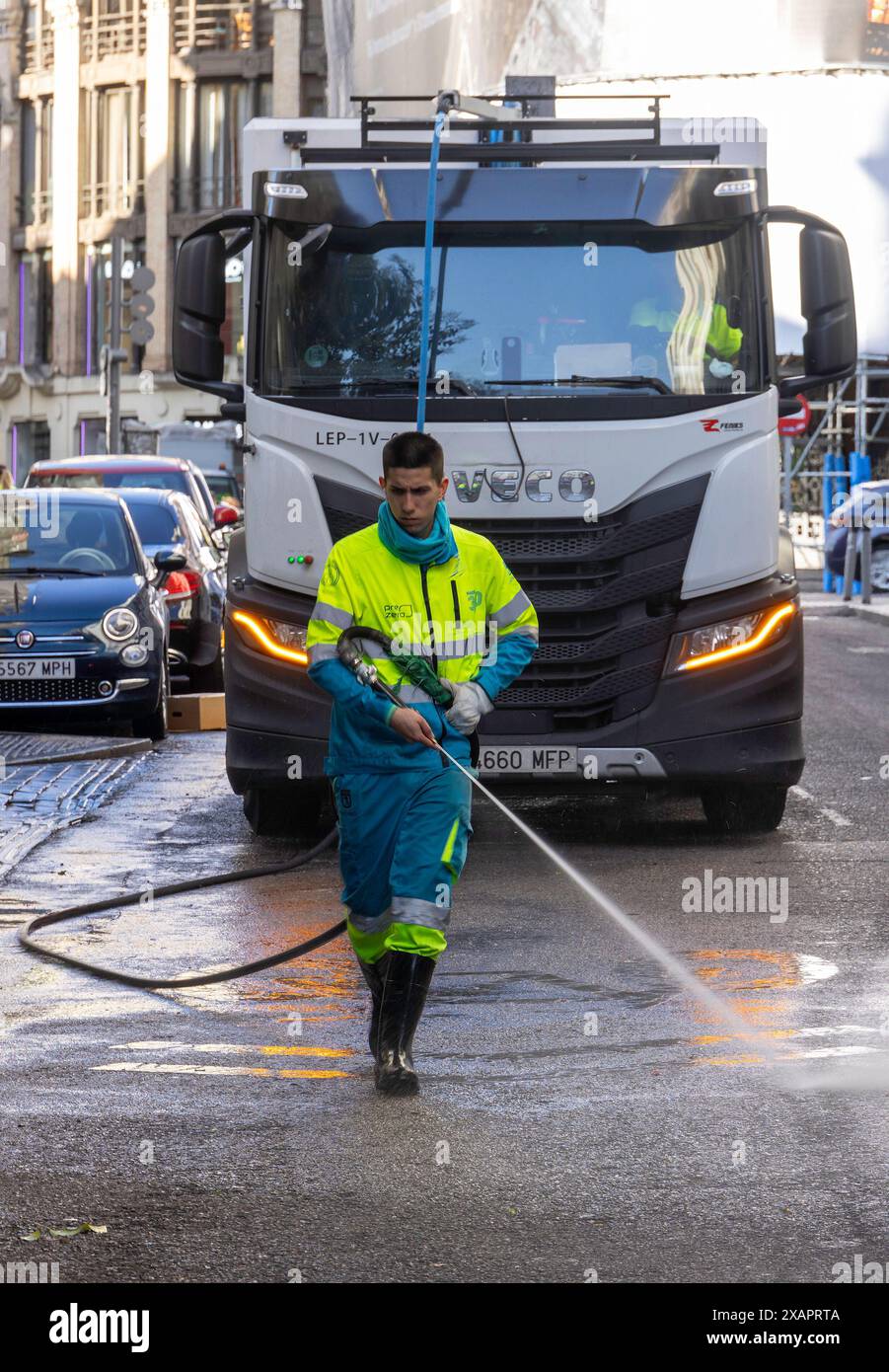 Domenica mattina acqua a getto di pressione pulizia stradale municipale, centro di Madrid, Spagna Foto Stock