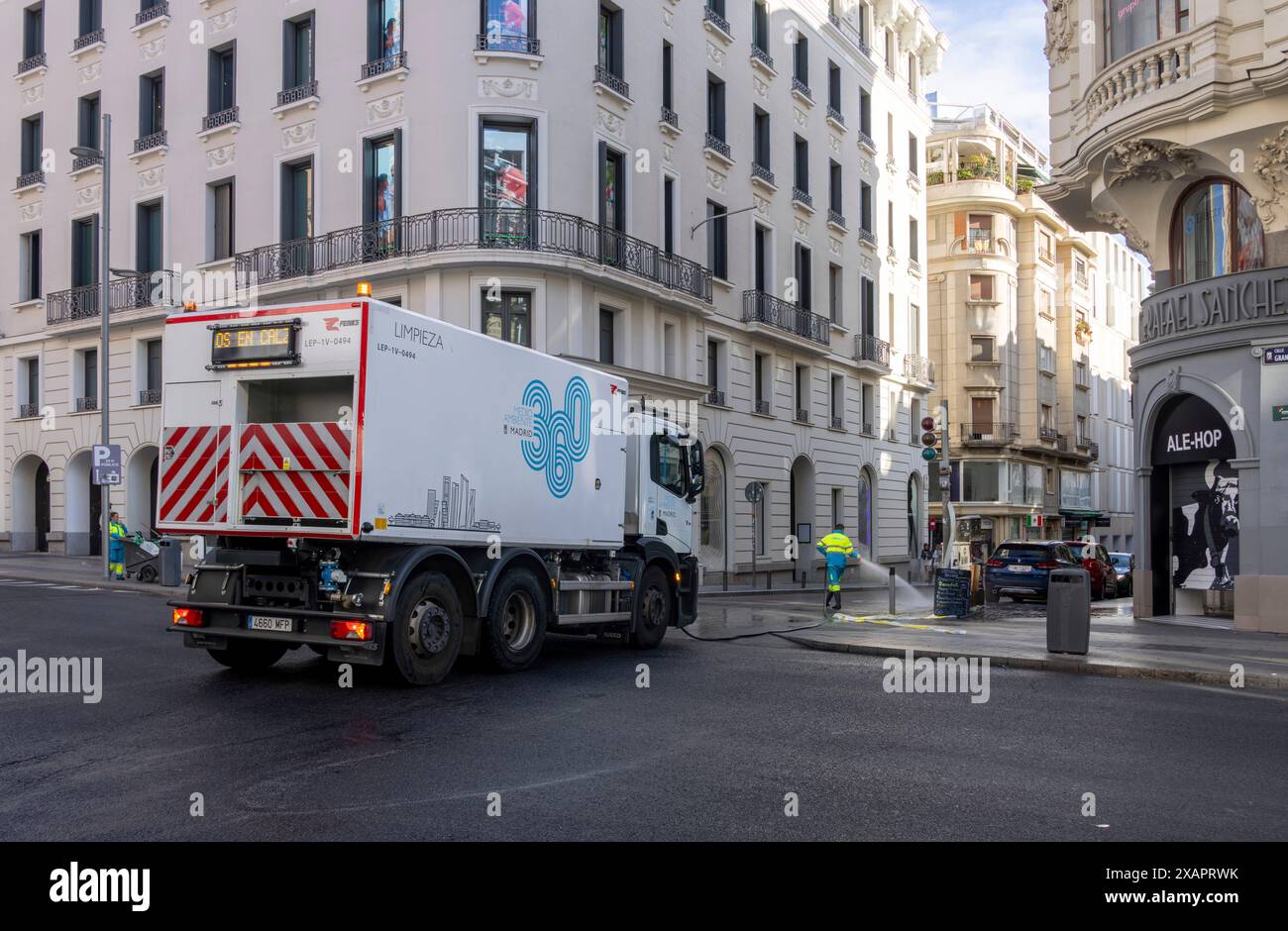 Domenica mattina acqua a getto di pressione pulizia stradale municipale, centro di Madrid, Spagna Foto Stock