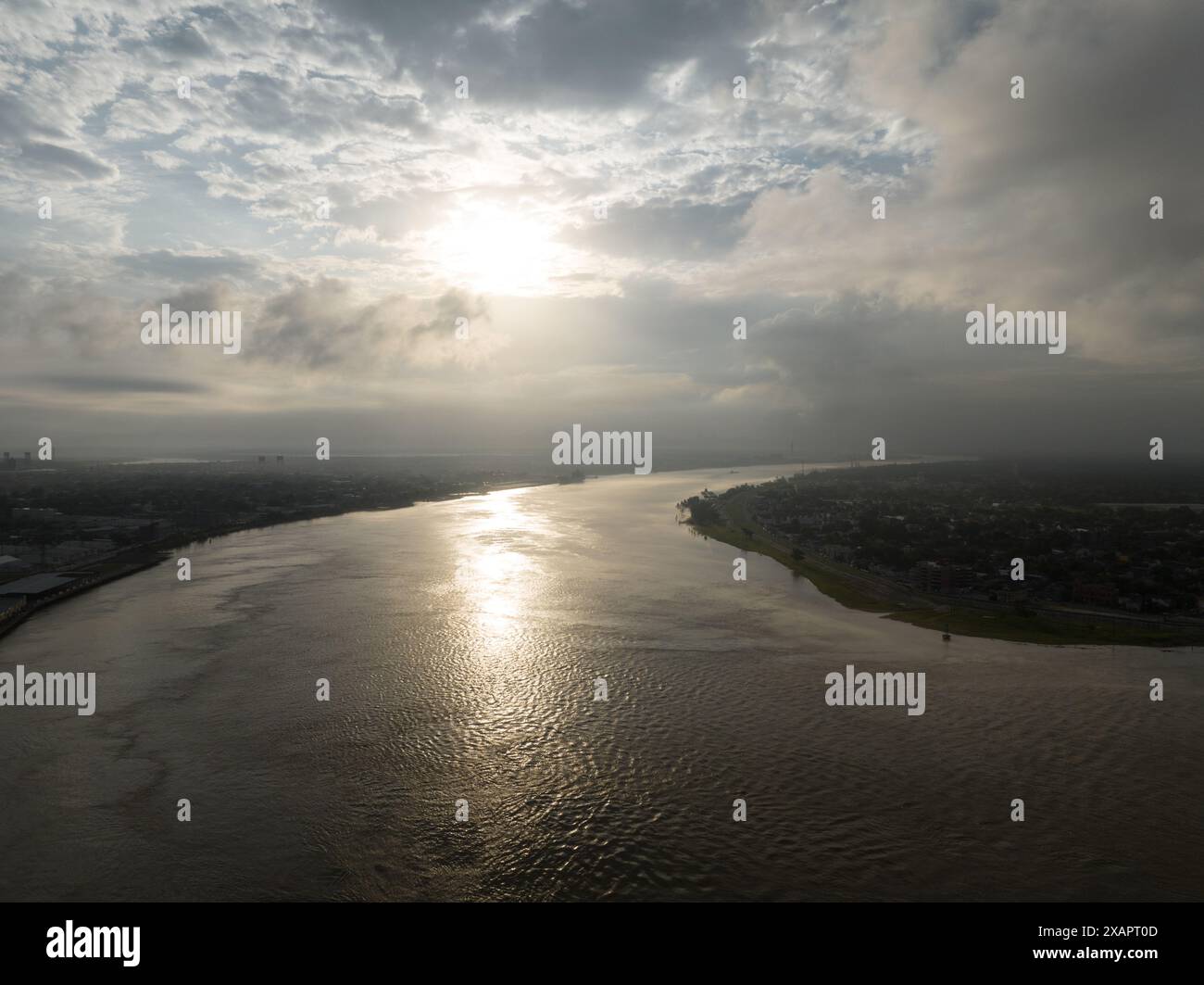 Vista aerea del vivace lungofiume del centro di New Orleans lungo il fiume Mississippi, che mostra i grattacieli iconici della città. Foto Stock