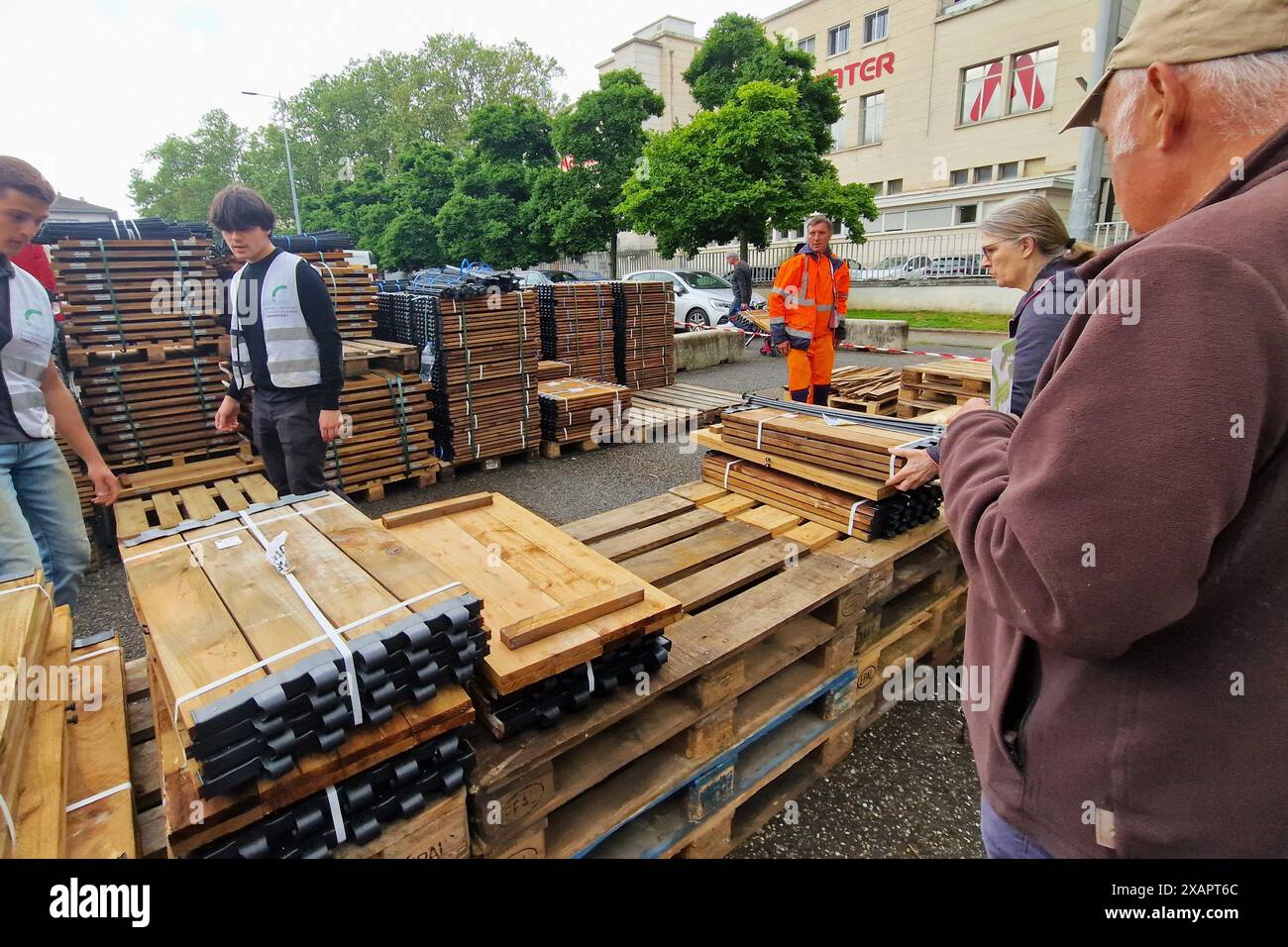 Distribuzione gratuita di compostatori da giardino da parte di Lyon Metropole Services, periferia di Lione, Francia Foto Stock