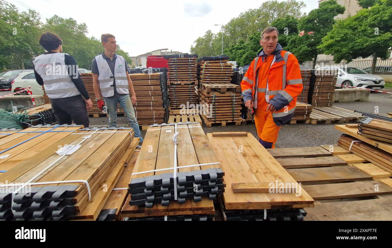 Distribuzione gratuita di compostatori da giardino da parte di Lyon Metropole Services, periferia di Lione, Francia Foto Stock