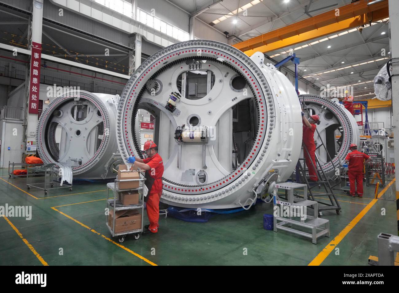 (240608) -- YANCHENG, 8 giugno 2024 (Xinhua) -- i lavoratori lavorano in un laboratorio di assemblaggio di Goldwind Co., Ltd. A Yancheng, nella provincia di Jiangsu nella Cina orientale, 5 giugno 2024. Yancheng, situata sulla costa del Mar giallo, vanta la costa più lunga e la più grande area marina della provincia cinese di Jiangsu. È abbondante in energia eolica costiera, energia solare e risorse di biomassa, con una velocità media annua del vento superiore a 7,6 metri al secondo a 100 metri di altezza e una durata media annuale del sole di circa 2.280 ore. Negli ultimi anni, il governo locale ha compiuto progressi per realizzare il nuovo Foto Stock