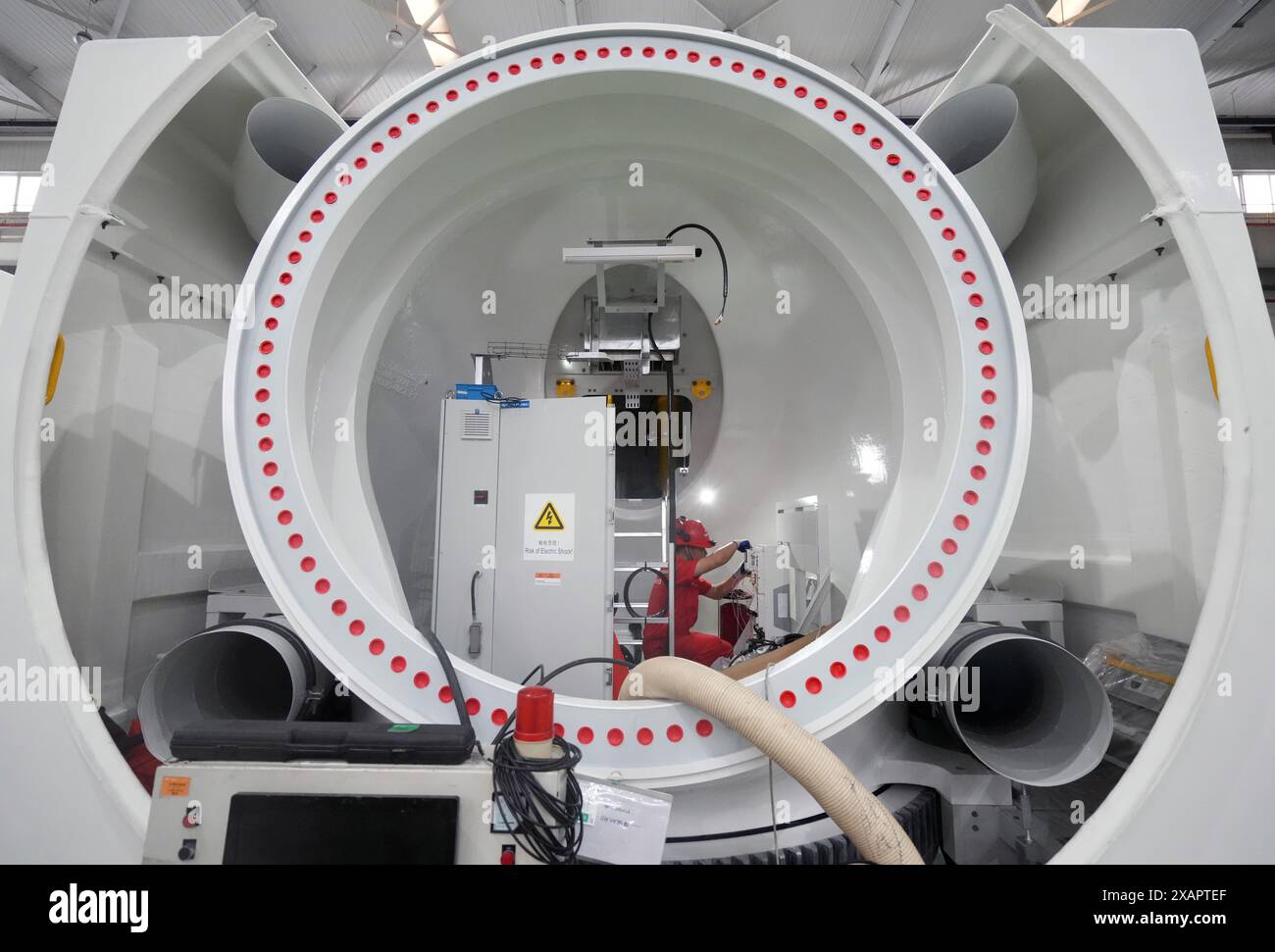 (240608) -- YANCHENG, 8 giugno 2024 (Xinhua) -- i lavoratori lavorano in un laboratorio di assemblaggio di Goldwind Co., Ltd. A Yancheng, nella provincia di Jiangsu nella Cina orientale, 5 giugno 2024. Yancheng, situata sulla costa del Mar giallo, vanta la costa più lunga e la più grande area marina della provincia cinese di Jiangsu. È abbondante in energia eolica costiera, energia solare e risorse di biomassa, con una velocità media annua del vento superiore a 7,6 metri al secondo a 100 metri di altezza e una durata media annuale del sole di circa 2.280 ore. Negli ultimi anni, il governo locale ha compiuto progressi per realizzare il nuovo Foto Stock