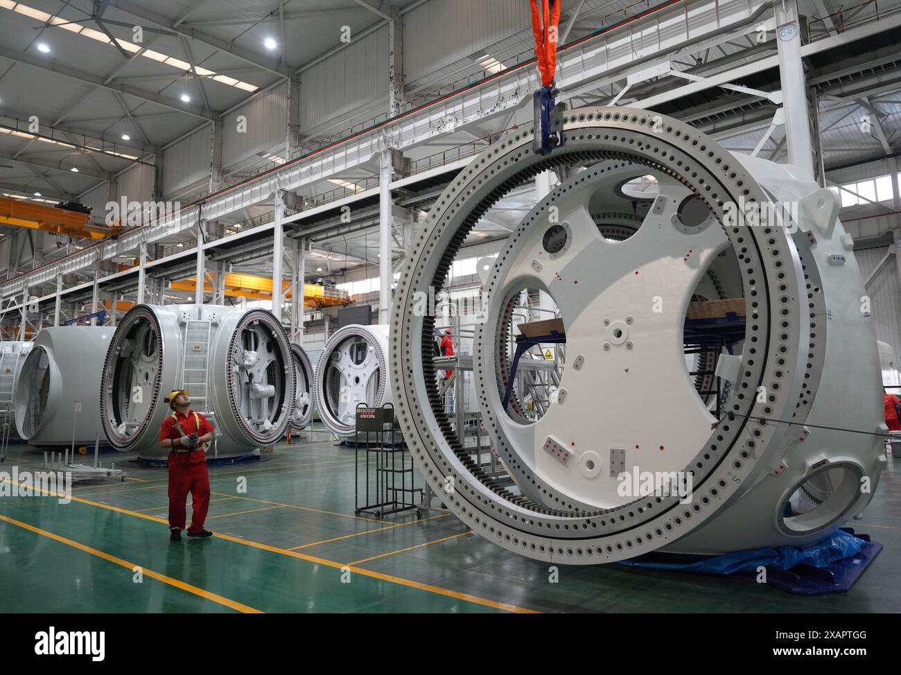 (240608) -- YANCHENG, 8 giugno 2024 (Xinhua) -- Un lavoratore lavora in un laboratorio di assemblaggio di Goldwind Co., Ltd. A Yancheng, nella provincia di Jiangsu, nella Cina orientale, 5 giugno 2024. Yancheng, situata sulla costa del Mar giallo, vanta la costa più lunga e la più grande area marina della provincia cinese di Jiangsu. È abbondante in energia eolica costiera, energia solare e risorse di biomassa, con una velocità media annua del vento superiore a 7,6 metri al secondo a 100 metri di altezza e una durata media annuale del sole di circa 2.280 ore. Negli ultimi anni, il governo locale ha fatto progressi per realizzare la n Foto Stock