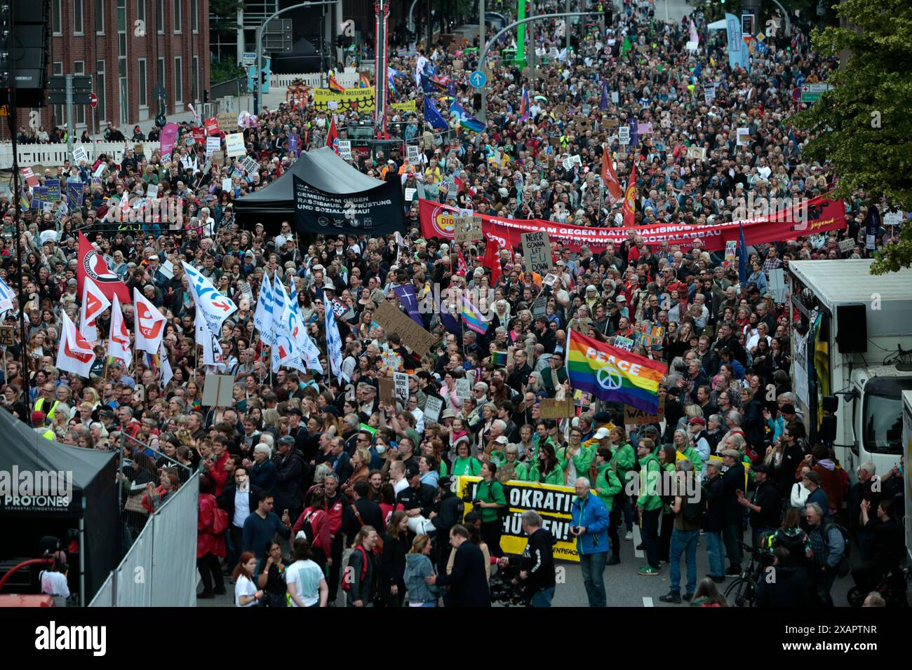 "Amburgo, Germania - 06 07 2024" dimostrazione contro l'estremismo di destra e per la democrazia, elezioni europee Foto Stock