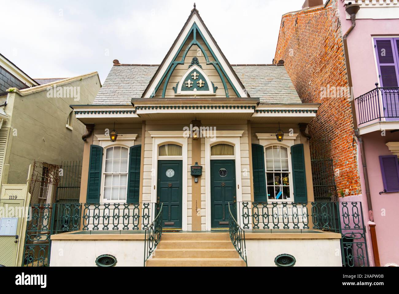 Il residence e' tipico di una casa di tipo Shotgunr doppia (coppia centrale di finestre fiancheggiate da porte d'ingresso). La storica residenza cittadina di New Orleans. Nuovo Orle Foto Stock