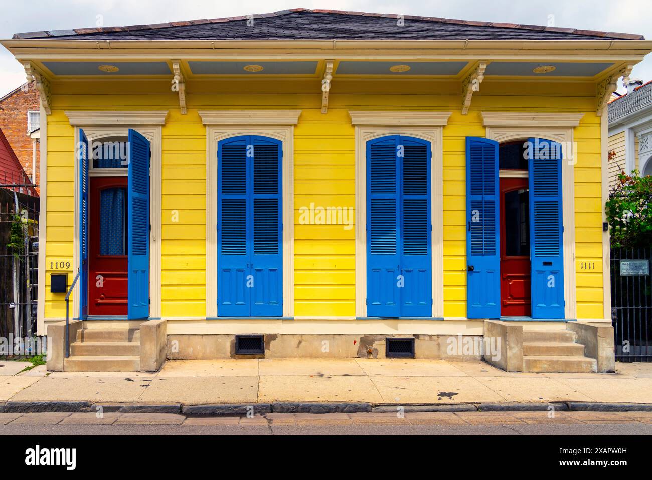 Il residence e' tipico di una casa di tipo Shotgunr doppia (coppia centrale di finestre fiancheggiate da porte d'ingresso). La storica residenza cittadina di New Orleans. Nuovo Orle Foto Stock