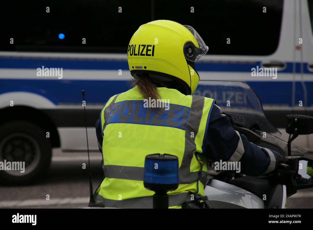 "Amburgo, Germania - 06 07 2024" dimostrazione contro l'estremismo di destra e per la democrazia, le elezioni europee, la polizia Foto Stock