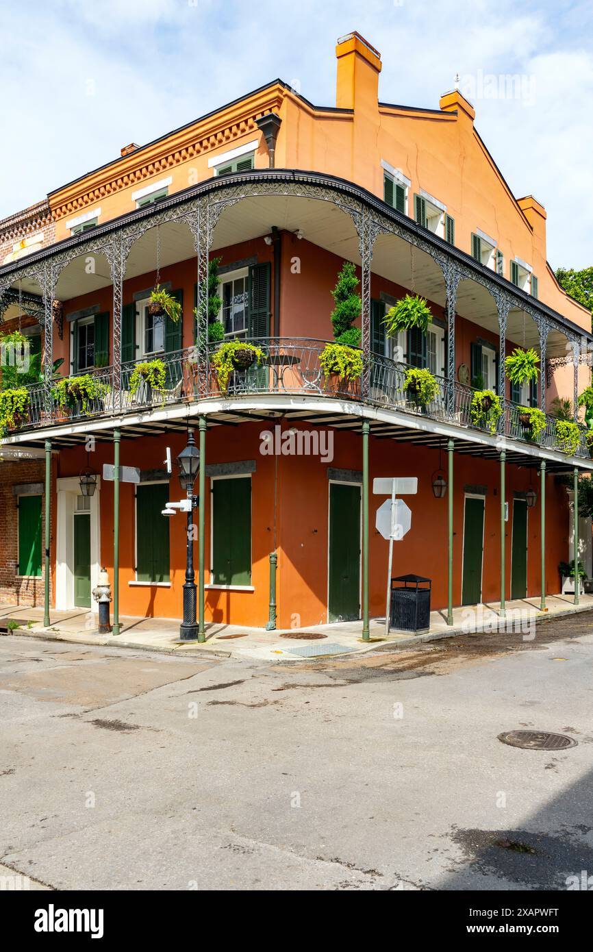 Quartiere francese, New Orleans, Stato della Louisiana, Stati Uniti. Le case cittadine di New Orleans (edifici più vecchi) hanno spesso gallerie in ghisa con decorazioni baluste Foto Stock