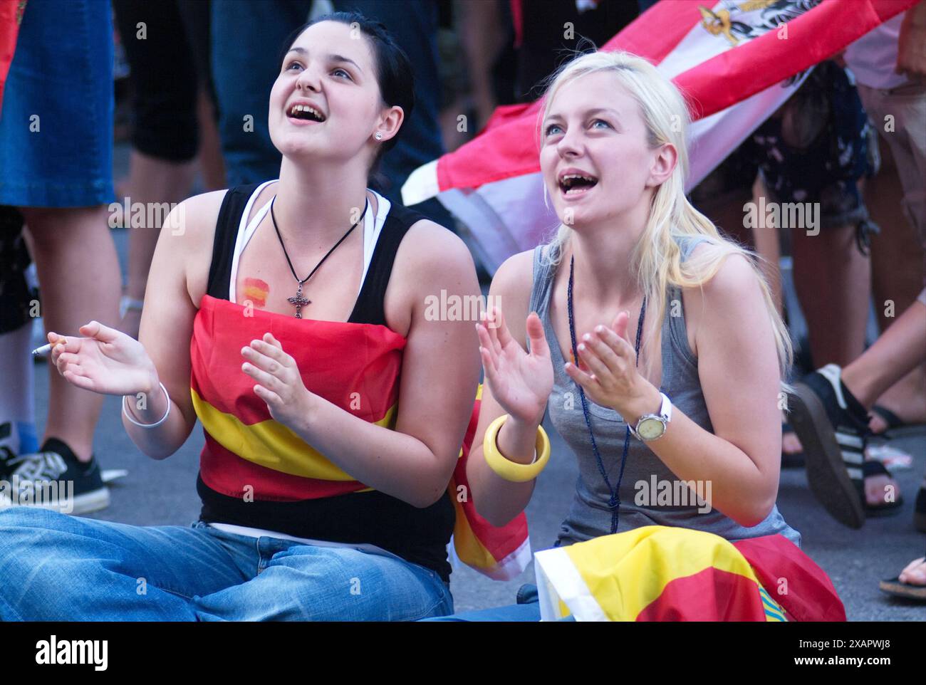 Vienna, Austria. 11 giugno 2008. Il 13° Campionato europeo di calcio (ufficialmente UEFA EURO 2008) si è svolto dal 7 al 29 giugno 2008 in Austria e Svizzera. Visione pubblica a Vienna al Rathausplatz con i tifosi della nazionale spagnola Foto Stock