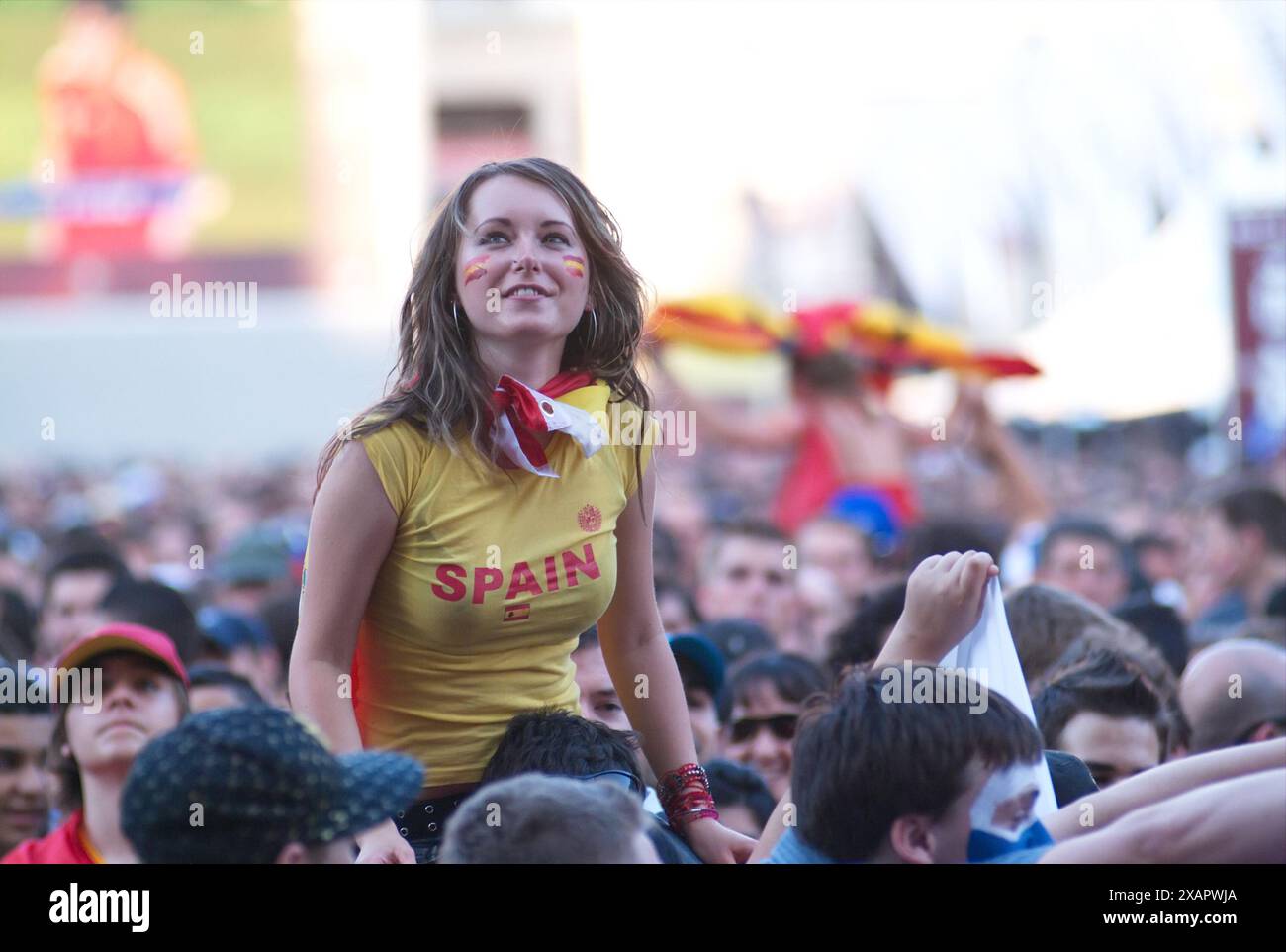 Vienna, Austria. 11 giugno 2008. Il 13° Campionato europeo di calcio (ufficialmente UEFA EURO 2008) si è svolto dal 7 al 29 giugno 2008 in Austria e Svizzera. Visione pubblica a Vienna al Rathausplatz con i tifosi della nazionale spagnola Foto Stock