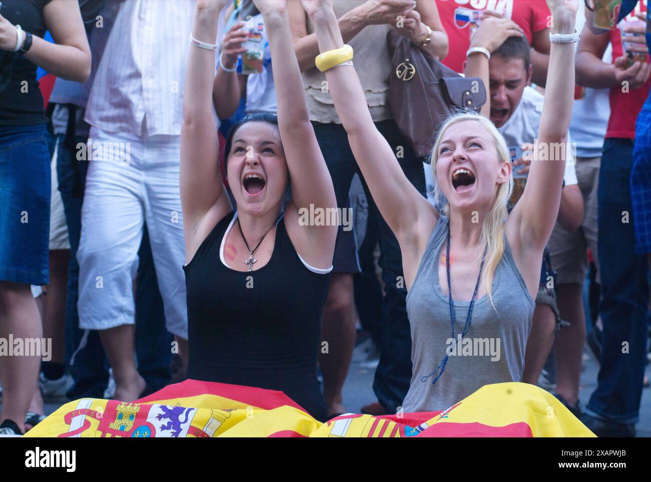 Vienna, Austria. 11 giugno 2008. Il 13° Campionato europeo di calcio (ufficialmente UEFA EURO 2008) si è svolto dal 7 al 29 giugno 2008 in Austria e Svizzera. Visione pubblica a Vienna al Rathausplatz con i tifosi della nazionale spagnola Foto Stock