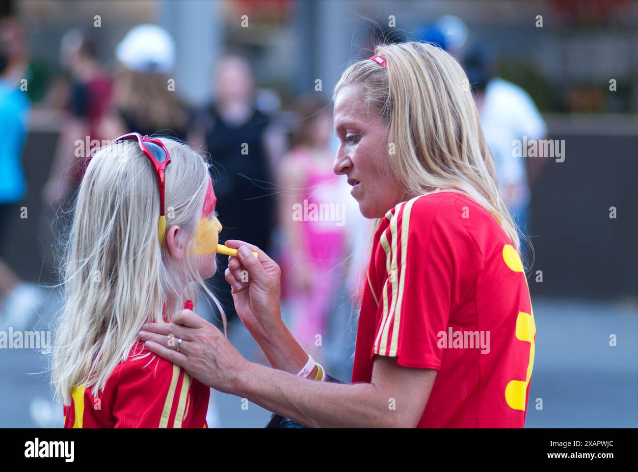 Vienna, Austria. 23 giugno 2008. Il 13° Campionato europeo di calcio (ufficialmente UEFA EURO 2008) si è svolto dal 7 al 29 giugno 2008 in Austria e Svizzera. Visione pubblica a Vienna al Rathausplatz con i tifosi della nazionale spagnola Foto Stock