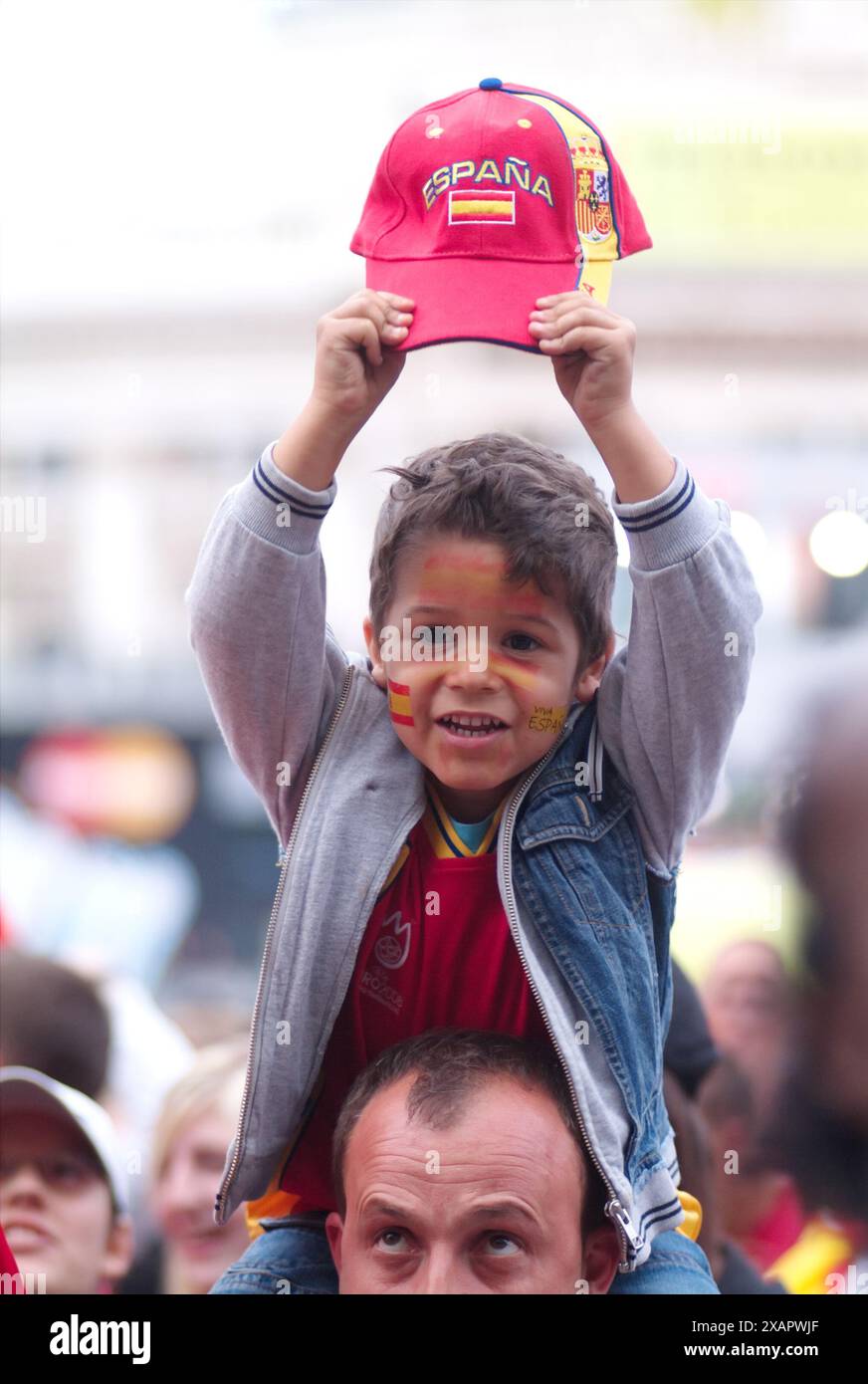 Vienna, Austria. 15 giugno 2008. Il 13° Campionato europeo di calcio (ufficialmente UEFA EURO 2008) si è svolto dal 7 al 29 giugno 2008 in Austria e Svizzera. Visione pubblica a Vienna al Rathausplatz con i tifosi della nazionale spagnola Foto Stock