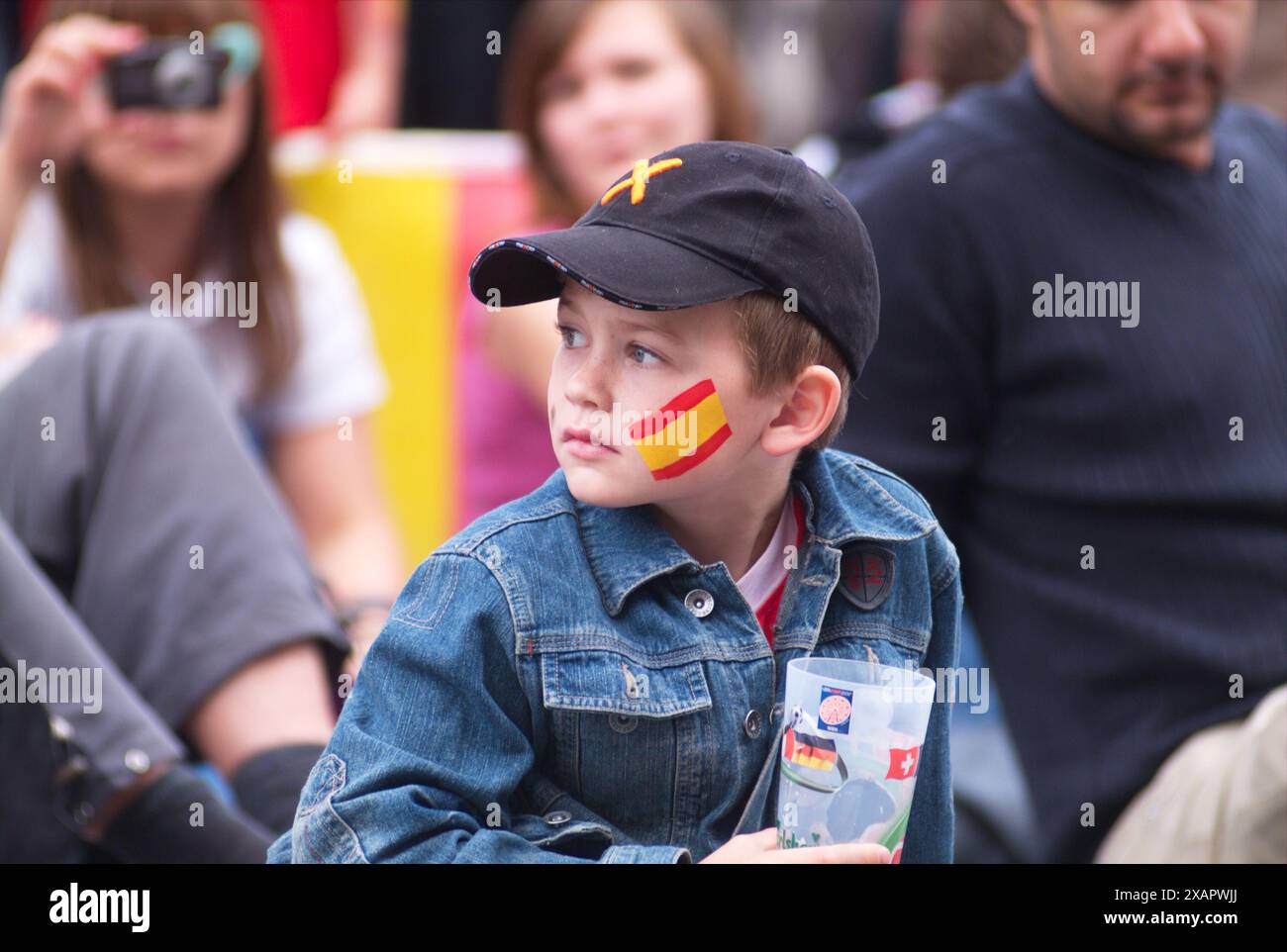 Vienna, Austria. 15 giugno 2008. Il 13° Campionato europeo di calcio (ufficialmente UEFA EURO 2008) si è svolto dal 7 al 29 giugno 2008 in Austria e Svizzera. Visione pubblica a Vienna al Rathausplatz con i tifosi della nazionale spagnola Foto Stock