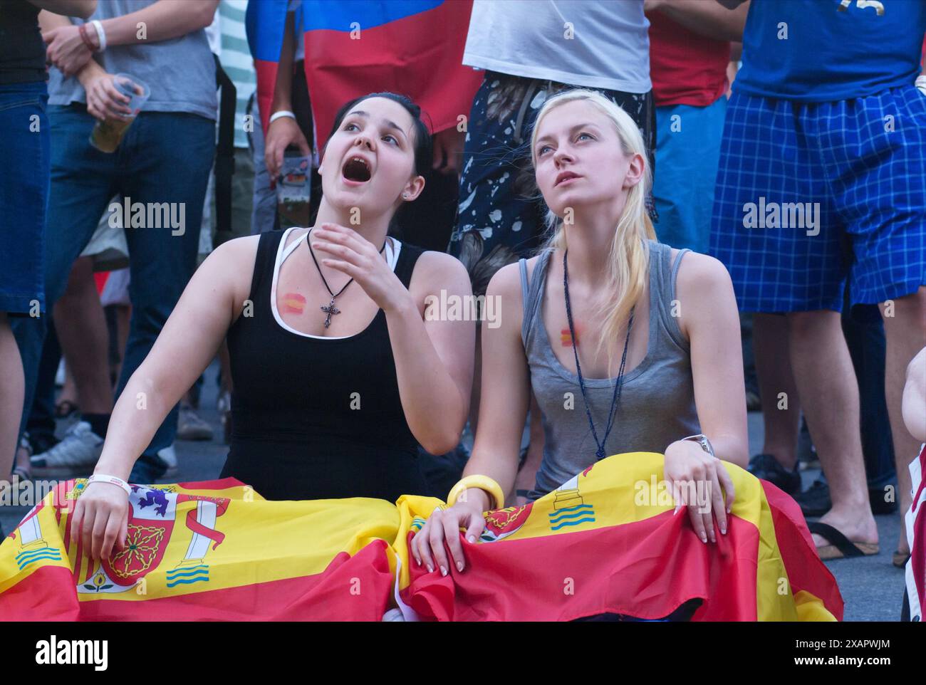 Vienna, Austria. 11 giugno 2008. Il 13° Campionato europeo di calcio (ufficialmente UEFA EURO 2008) si è svolto dal 7 al 29 giugno 2008 in Austria e Svizzera. Visione pubblica a Vienna al Rathausplatz con i tifosi della nazionale spagnola Foto Stock