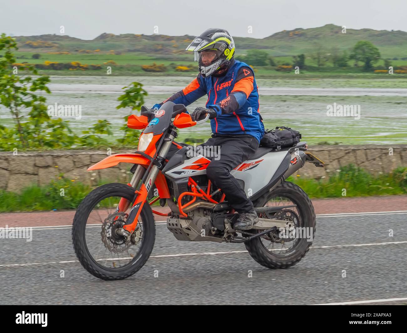 I motociclisti si godono la libertà e lo stile di vita avventuroso grazie alla loro forma di trasporto economica e a basso impatto. Foto Stock